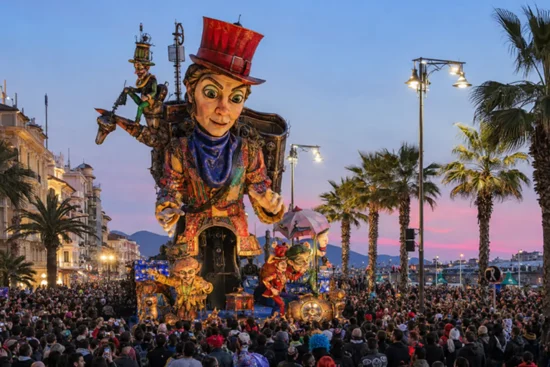 Carnevale estivo di Viareggio: colori, maschere e spettacoli durante le vacanze in Versilia