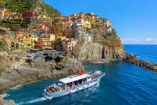 Cinque Terre in traghetto dalla Versilia: escursione panoramica durante il soggiorno