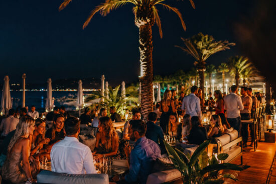 Vita notturna in Versilia 2026: locali, musica ed eventi serali vicino all’Albergo Le Giraffe